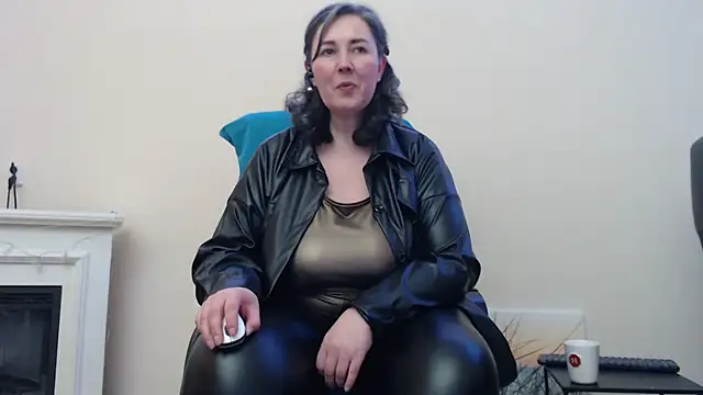 Snapshot of MilfGina chatting on March 2025 09:00:02 PM MilfGina online show from March 2025 09:00:02 PM