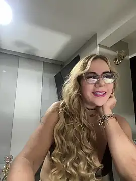 Snapshot of LARIANA_RIVERA23 chatting on January 2025 11:06:02 PM LARIANA RIVERA23 online show from January 2025 11:06:02 PM