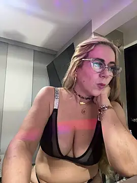 Snapshot of LARIANA_RIVERA23 chatting on February 2025 11:22:01 PM LARIANA RIVERA23 online show from February 2025 11:22:01 PM