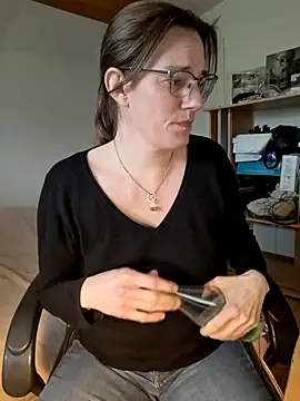 SpiceLea online show from February 2025 12:59:01 PM