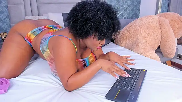 Snapshot of NiiaMoore chatting on February 2025 10:39:02 PM NiiaMoore online show from February 2025 10:39:02 PM