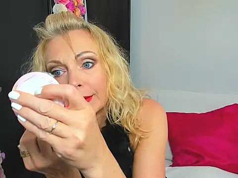 CrystalHotty online show from May 2026 03:19:01 PM