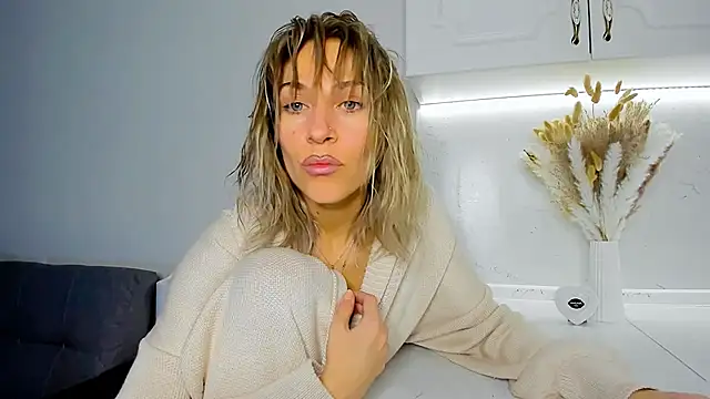 Snapshot of Mona_Cruz chatting on February 2025 09:09:01 PM Mona Cruz online show from February 2025 09:09:01 PM