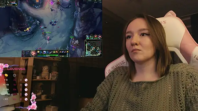 MoonlishSiren online show from December 2025 07:43:01 PM