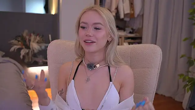 LexieLoree online show from April 2026 02:42:01 AM