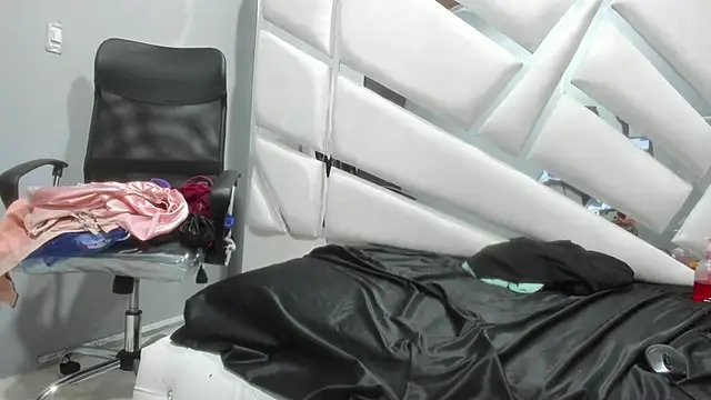 CooperEmma  online show from January 2025 10:59:02 AM