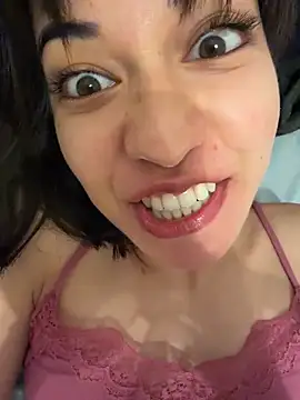 Snapshot of BitchyBratxxx chatting on February 2026 05:52:01 PM BitchyBratxxx online show from February 2026 05:52:01 PM