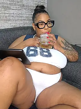 Snapshot of ExclusiveLeexx chatting on February 2025 07:14:02 PM ExclusiveLeexx online show from February 2025 07:14:02 PM