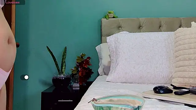 yanella fire online show from November 2025 12:22:01 PM