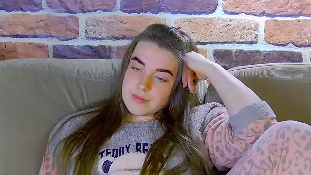 Sofia Hugs online show from May 2026 06:02:02 PM
