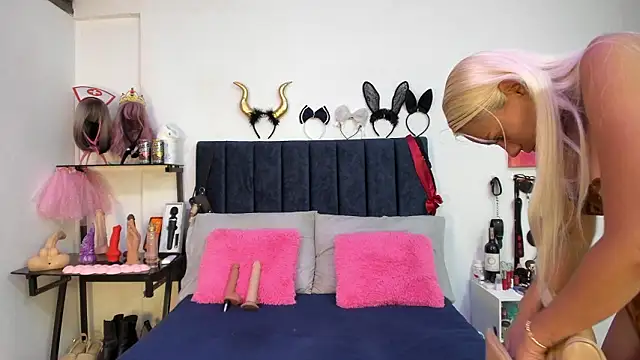 emmily giraldo online show from March 2026 12:42:02 PM