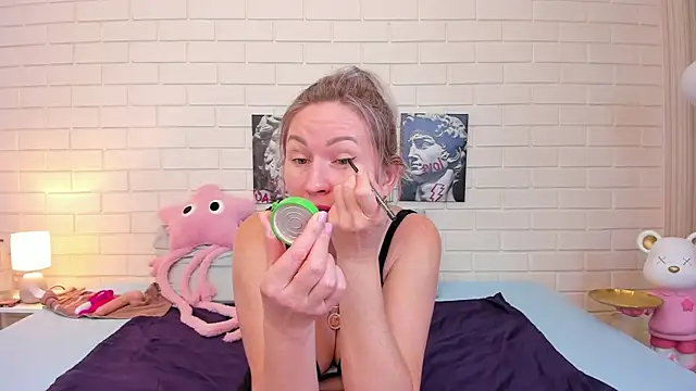 AriFleow online show from October 2025 05:19:02 AM