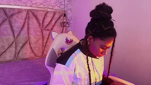 Queen perla  online show from November 2025 12:26:01 PM