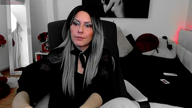 Snapshot of EvelynQueenn chatting on December 2024 04:53:02 AM EvelynQueenn online show from December 2024 04:53:02 AM