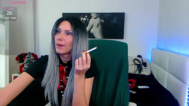 Snapshot of EvelynQueenn chatting on December 2024 05:40:02 AM EvelynQueenn online show from December 2024 05:40:02 AM