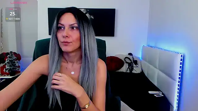 Snapshot of EvelynQueenn chatting on December 2024 05:04:01 AM EvelynQueenn online show from December 2024 05:04:01 AM