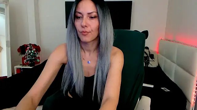 Snapshot of EvelynQueenn chatting on December 2024 05:56:01 AM EvelynQueenn online show from December 2024 05:56:01 AM