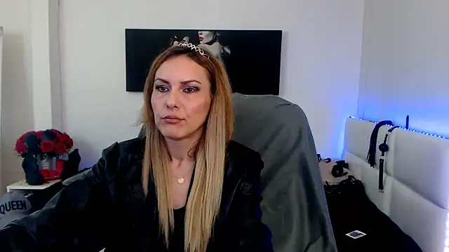 Snapshot of EvelynQueenn chatting on February 2025 06:15:01 AM EvelynQueenn online show from February 2025 06:15:01 AM