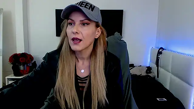 Snapshot of EvelynQueenn chatting on February 2025 06:13:01 AM EvelynQueenn online show from February 2025 06:13:01 AM
