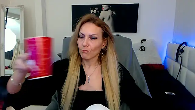 Snapshot of EvelynQueenn chatting on February 2025 05:10:01 AM EvelynQueenn online show from February 2025 05:10:01 AM