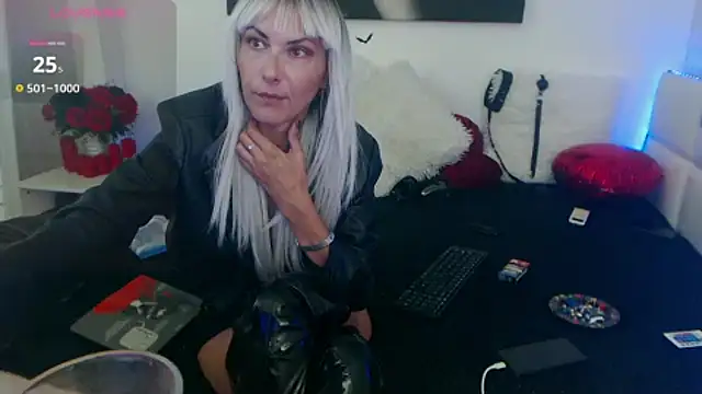 Snapshot of EvelynQueenn chatting on September 2025 04:45:02 AM EvelynQueenn online show from September 2025 04:45:02 AM