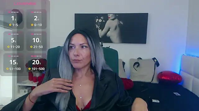 Snapshot of EvelynQueenn chatting on September 2025 06:17:01 AM EvelynQueenn online show from September 2025 06:17:01 AM