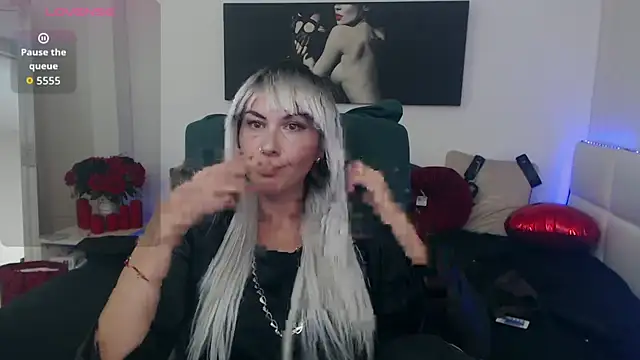 Snapshot of EvelynQueenn chatting on September 2025 04:18:02 AM EvelynQueenn online show from September 2025 04:18:02 AM