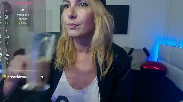 Snapshot of EvelynQueenn chatting on September 2025 08:03:01 PM EvelynQueenn online show from September 2025 08:03:01 PM