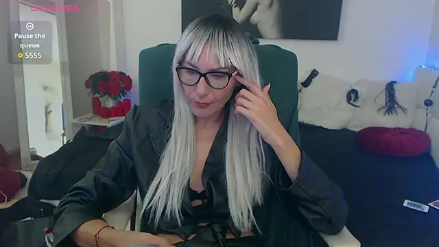 Snapshot of EvelynQueenn chatting on October 2025 05:37:01 AM EvelynQueenn online show from October 2025 05:37:01 AM