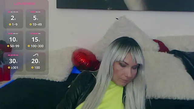 Snapshot of EvelynQueenn chatting on October 2025 08:15:02 AM EvelynQueenn online show from October 2025 08:15:02 AM