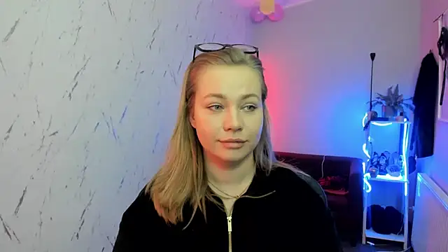 Snapshot of holly_xglam chatting on February 2026 08:25:01 PM holly xglam online show from February 2026 08:25:01 PM