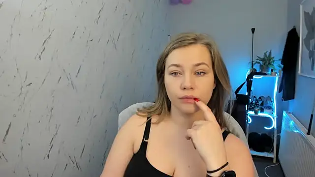 Snapshot of holly_xglam chatting on February 2026 06:15:02 PM holly xglam online show from February 2026 06:15:02 PM