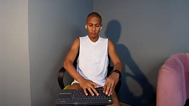 Snapshot of Ethan_Fox11 chatting on February 2025 02:12:01 PM Ethan Fox11 online show from February 2025 02:12:01 PM