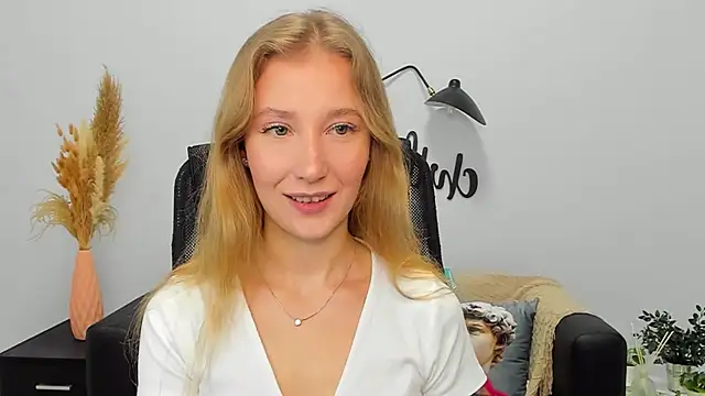 Snapshot of LolaWilsons chatting on January 2025 06:14:01 AM LolaWilsons online show from January 2025 06:14:01 AM