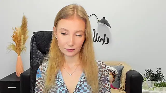 Snapshot of LolaWilsons chatting on January 2025 06:20:02 AM LolaWilsons online show from January 2025 06:20:02 AM