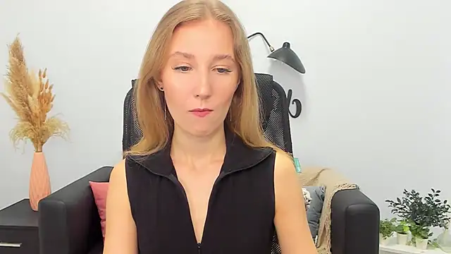 Snapshot of LolaWilsons chatting on February 2025 06:15:02 AM LolaWilsons online show from February 2025 06:15:02 AM