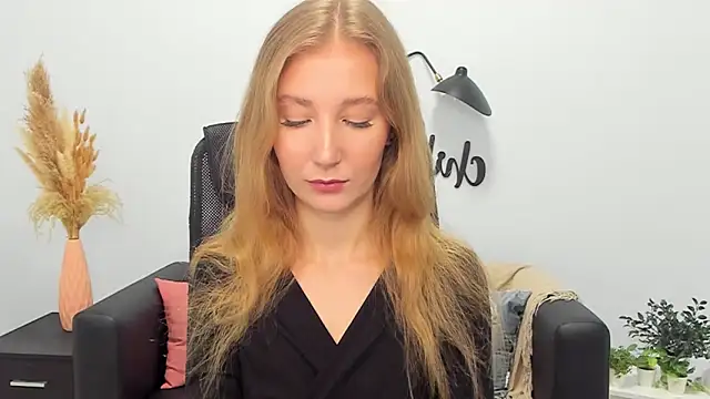 Snapshot of LolaWilsons chatting on February 2025 06:18:02 AM LolaWilsons online show from February 2025 06:18:02 AM