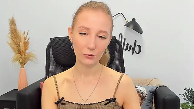 Snapshot of LolaWilsons chatting on March 2025 06:16:01 AM LolaWilsons online show from March 2025 06:16:01 AM