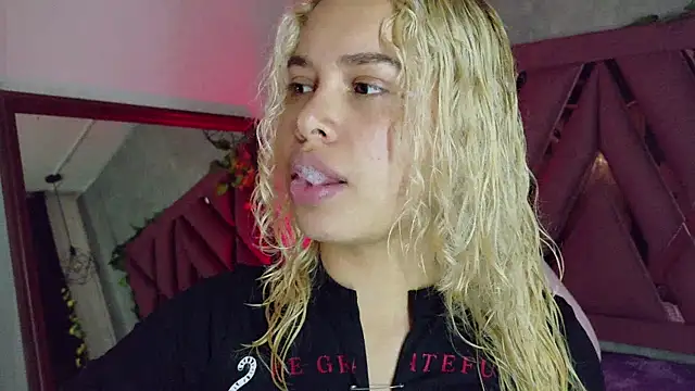 Snapshot of Haelycute chatting on February 2026 12:00:01 PM Haelycute online show from February 2026 12:00:01 PM