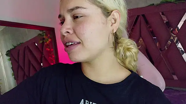 Snapshot of Haelycute chatting on February 2026 12:25:01 PM Haelycute online show from February 2026 12:25:01 PM