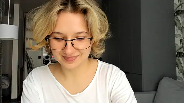 Lilith lutherlow online show from January 2026 01:24:01 PM