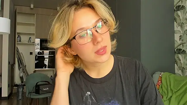 Lilith lutherlow online show from January 2026 12:42:02 PM