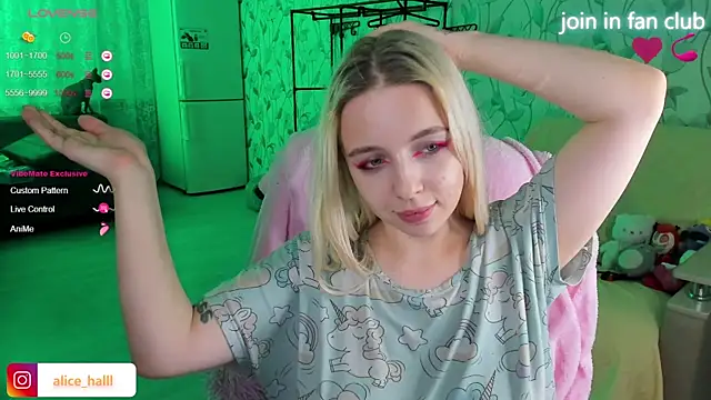 Snapshot of Alice_Halle chatting on December 2024 03:47:01 PM Alice Halle online show from December 2024 03:47:01 PM