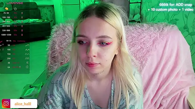 Snapshot of Alice_Halle chatting on December 2024 10:28:02 AM Alice Halle online show from December 2024 10:28:02 AM