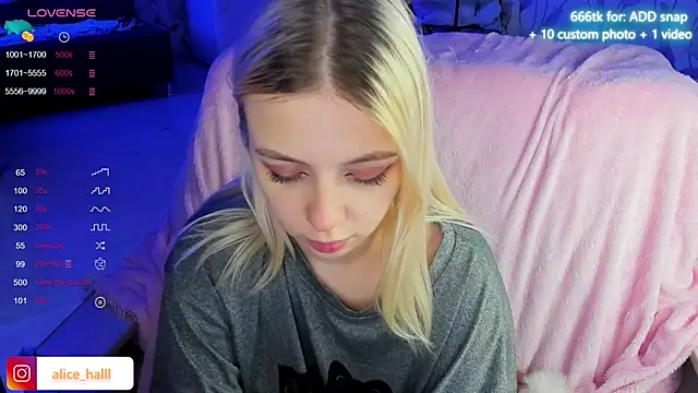 Snapshot of Alice_Halle chatting on December 2024 06:43:01 AM Alice Halle online show from December 2024 06:43:01 AM