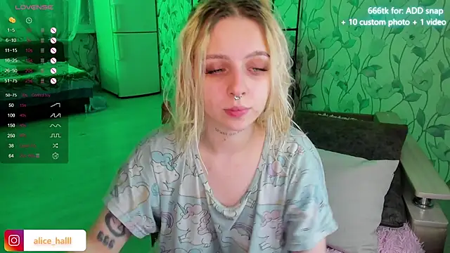 Snapshot of Alice_Halle chatting on January 2025 05:18:02 PM Alice Halle online show from January 2025 05:18:02 PM