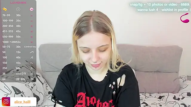 Snapshot of Alice_Halle chatting on March 2025 08:44:01 AM Alice Halle online show from March 2025 08:44:01 AM