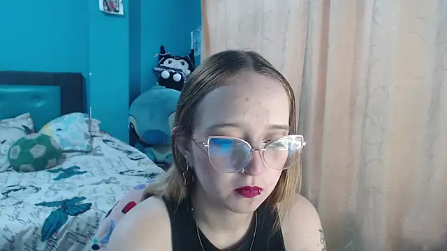 Liaroberts1 online show from March 2025 11:51:02 AM