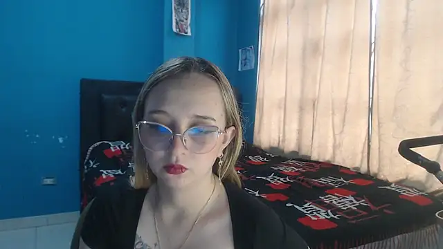 Liaroberts1 online show from November 2025 12:16:02 PM