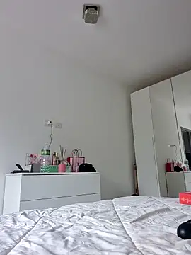 Emily Posh online show from September 2025 11:25:01 AM